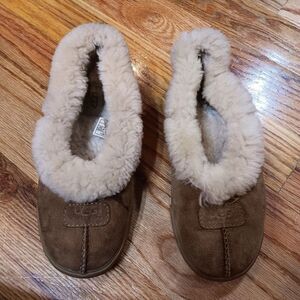 UGG Women’s Size 8 - Rylan Slipper‎ Tan Suede Leather Sheepskin Solid Logo